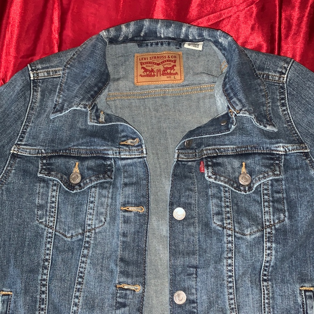 LEVI’S DENIM JACKET